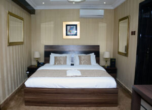 No 1 Hotel Super Luxury queen's bed