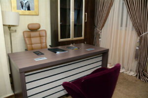 No 1 hotel luxury room table